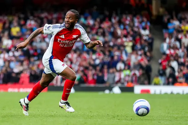 Arsenal 'den Raheem Sterling, 3 Mayıs 2025' te Londra 'daki Emirates Stadyumu' nda oynanan Premier League maçında topu aldı.