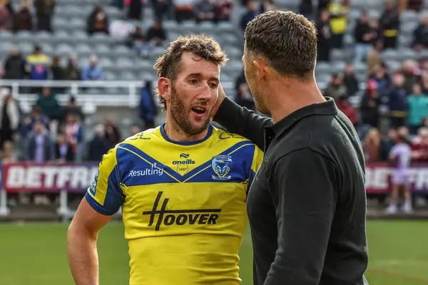Warrington Wolves 'dan Stefan Ratchford ve Warrington Wolves' un baş antrenörü Sam Burgess, Betfred Magic Weekend 2025 maçı sonrasında Wigan Warriors 'a karşı Warrington Wolves, St. James' s Park, Newcastle, İngiltere, 4 Mayıs 2025
