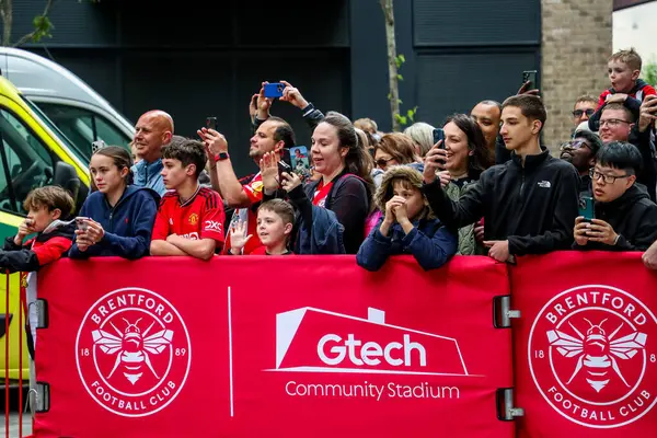 Taraftarlar Premier Lig karşılaşmasından önce Londra 'daki Gtech Community Stadyumu' nda Brentford-Manchester United karşılaşmasını bekliyorlar.