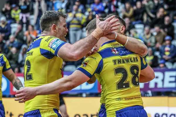 Warrington Wolves 'dan Jake Thewlis, Betfred Magic Weekend 2025 maçında Huddersfield Giants vs Hull FC' ye karşı St. James 's Park, Newcastle, İngiltere' de 4 Mayıs 2025 'te yaptığı maçı kutluyor.