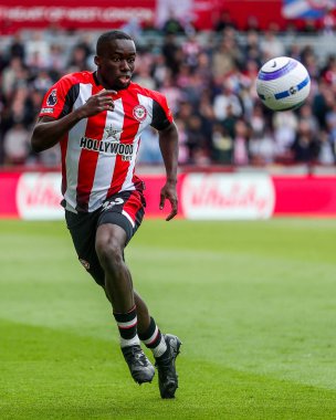 Brentford 'dan Michael Kayode, Premier League maçında Brentford Manchester United' a karşı Gtech Community Stadyumu, Londra, 4 Mayıs 2025 'te koşuyor.