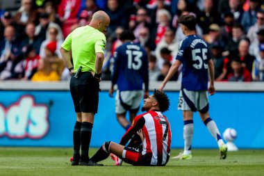 Hakem Anthony Taylor, Brentford Premier Lig karşılaşmasında Kevin Schade ile konuşuyor Brentford Manchester United 'a karşı Gtech Community Stadyumu, Londra, 4 Mayıs 2025