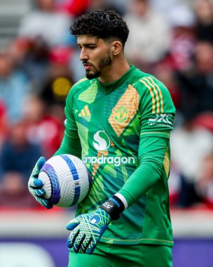 Manchester United takımından Altay Bayndr, Premier League maçında Brentford Manchester United 'a karşı Gtech Community Stadyumu, Londra, Birleşik Krallık, 4 Mayıs 2025