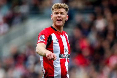 Brentford 'dan Nathan Collins takım talimatlarını Premier League maçında veriyor Brentford Manchester United' a karşı The Gtech Community Stadyumu, Londra, Birleşik Krallık, 4 Mayıs 2025