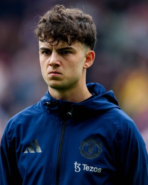 Manchester United takımından Tyler Fredricson, 4 Mayıs 2025 'te Londra' daki Gtech Community Stadyumu 'nda oynanan Premier League karşılaşması öncesinde sıralanıyor.