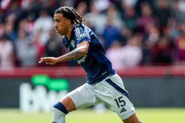 Manchester United takımından Leny Yoro, Premier League maçında Brentford Manchester United 'a karşı Gtech Community Stadyumu, Londra, Birleşik Krallık, 4 Mayıs 2025