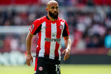Brentford 'dan Bryan Mbeumo, Premier League maçında Brentford Manchester United' a karşı Gtech Community Stadyumu, Londra, 4 Mayıs 2025 'te seyrediyor.