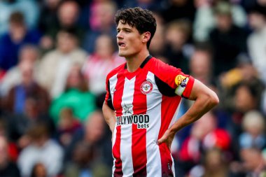 Brentford 'dan Christian Norgaard, Premier League karşılaşmasında Brentford Manchester United' a karşı Gtech Community Stadyumu 'nda 4 Mayıs 2025' te tepki gösterdi.