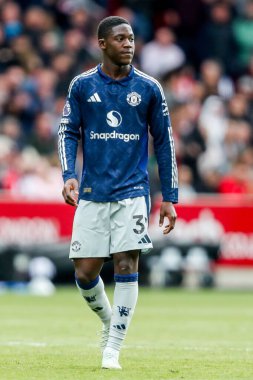 Manchester United takımından Kobbie Mainoo, Premier League maçında Brentford Manchester United 'a karşı The Gtech Community Stadyumu, Londra, 4 Mayıs 2025' te seyrediyor.