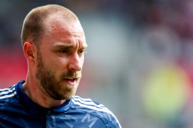 Manchester United takımından Christian Eriksen, Premier League maçında Brentford Manchester United 'a karşı Gtech Community Stadyumu' nda, 4 Mayıs 2025 'te seyrediyor.