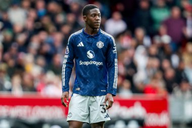 Manchester United takımından Kobbie Mainoo, Premier League maçında Brentford Manchester United 'a karşı The Gtech Community Stadyumu, Londra, 4 Mayıs 2025' te seyrediyor.