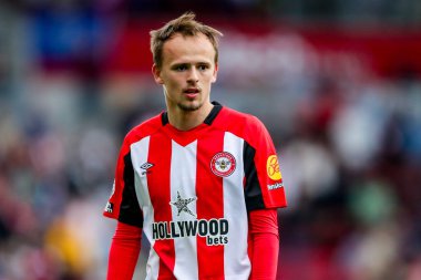 Brentford 'dan Mikkel Damsgaard, Premier League maçında Brentford Manchester United' a karşı Gtech Community Stadyumu, Londra, 4 Mayıs 2025 'te seyrediyor.
