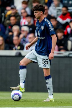 Manchester United takımından Tyler Fredricson, Premier League maçında topu kontrol ediyor Brentford Manchester United 'a karşı Gtech Community Stadyumu, Londra, 4 Mayıs 2025