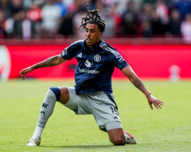 Manchester United takımından Leny Yoro, Premier League maçında Brentford Manchester United 'a karşı Gtech Community Stadyumu, Londra, Birleşik Krallık, 4 Mayıs 2025