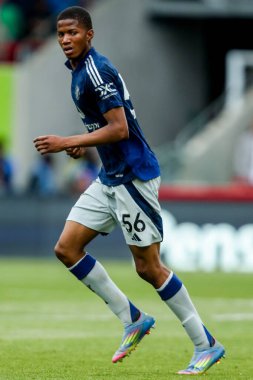 Manchester United takımından Chido Obi-Martin, Premier League maçında Brentford Manchester United 'a karşı Gtech Community Stadyumu, Londra, 4 Mayıs 2025