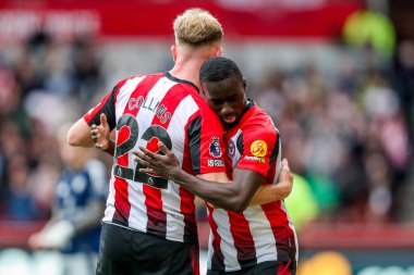 Brentford Premier Lig karşılaşmasında Michael Kayode 'yi kucaklıyor Brentford Manchester United' a karşı Gtech Community Stadyumu, Londra, 4 Mayıs 2025