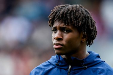 Manchester United takımından Patrick Dorgu, 4 Mayıs 2025 'te İngiltere' deki Gtech Community Stadyumu 'nda oynanan Premier League maçı öncesinde Brentford Manchester United' a karşı dizildi.