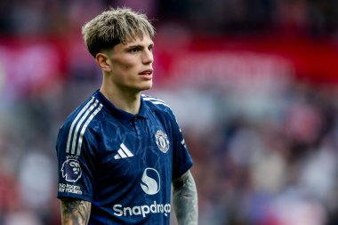 Manchester United takımından Alejandro Garnacho, Premier League maçında Brentford Manchester United 'a karşı Gtech Community Stadyumu, Londra, 4 Mayıs 2025' te seyrediyor.