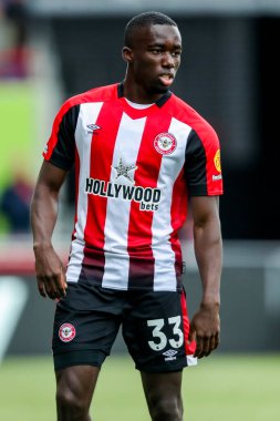 Brentford 'dan Michael Kayode, Premier Lig maçında Brentford Manchester United' a karşı Gtech Community Stadyumu 'nda, 4 Mayıs 2025' te seyrediyor.