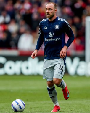 Manchester United takımından Christian Eriksen, Premier League maçında Brentford Manchester United 'a karşı Gtech Community Stadyumu, Londra, 4 Mayıs 2025' te koşuyor.