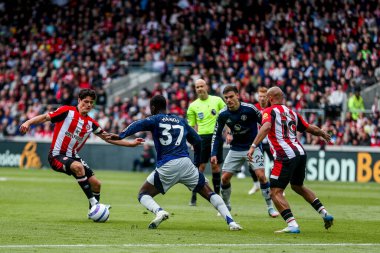 Brentford 'lu Christian Norgaard, Premier League karşılaşmasında Manchester United' lı Kobbie Mainoo tarafından Londra, İngiltere 'deki Gtech Community Stadyumu' nda Brentford-Manchester United maçında baskı altına alındı.
