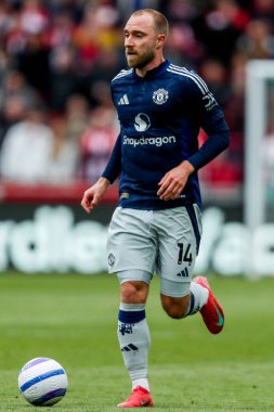 Manchester United takımından Christian Eriksen, Premier League maçında Brentford Manchester United 'a karşı Gtech Community Stadyumu, Londra, 4 Mayıs 2025' te koşuyor.