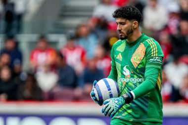 Manchester United takımından Altay Bayndr, Premier League maçında Brentford Manchester United 'a karşı Gtech Community Stadyumu, Londra, Birleşik Krallık, 4 Mayıs 2025