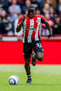 Brentford 'dan Michael Kayode, Premier League maçında Brentford Manchester United' a karşı Gtech Community Stadyumu, Londra, 4 Mayıs 2025 'te oynanan maçta topu atıyor.