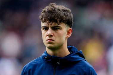 Manchester United takımından Tyler Fredricson, 4 Mayıs 2025 'te Londra' daki Gtech Community Stadyumu 'nda oynanan Premier League karşılaşması öncesinde sıralanıyor.