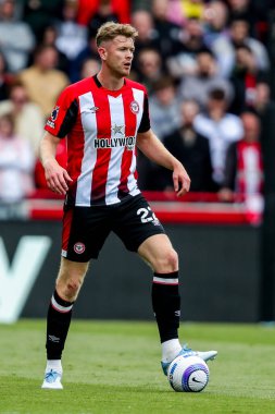 Brentford 'dan Nathan Collins, Premier League maçı sırasında topla koşuyor Brentford Manchester United' a karşı Gtech Community Stadyumu, Londra, Birleşik Krallık, 4 Mayıs 2025