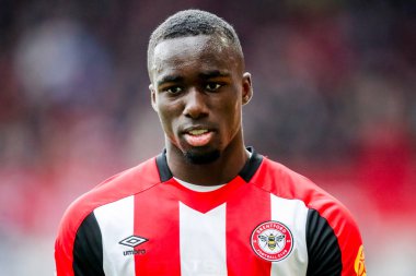Brentford 'dan Michael Kayode, Premier Lig maçında Brentford Manchester United' a karşı Gtech Community Stadyumu 'nda, 4 Mayıs 2025' te seyrediyor.