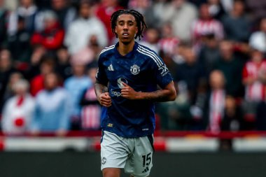 Manchester United takımından Leny Yoro, Premier League maçında Brentford Manchester United 'a karşı Gtech Community Stadyumu, Londra, Birleşik Krallık, 4 Mayıs 2025