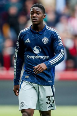 Manchester United takımından Kobbie Mainoo, Premier League maçında Brentford Manchester United 'a karşı The Gtech Community Stadyumu, Londra, 4 Mayıs 2025' te seyrediyor.