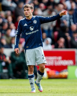 Manchester United takımından Manuel Ugarte, Premier League maçında takım talimatlarını veriyor Brentford Manchester United 'a karşı The Gtech Community Stadyumu, Londra, 4 Mayıs 2025