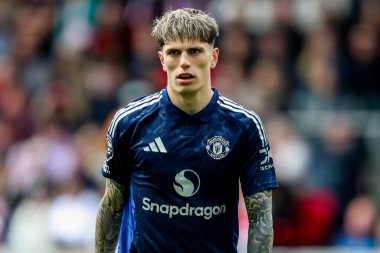 Manchester United takımından Alejandro Garnacho, Premier League maçında Brentford Manchester United 'a karşı Gtech Community Stadyumu, Londra, 4 Mayıs 2025' te seyrediyor.