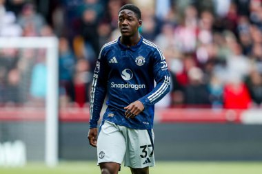Manchester United takımından Kobbie Mainoo, Premier League maçında Brentford Manchester United 'a karşı The Gtech Community Stadyumu, Londra, 4 Mayıs 2025' te seyrediyor.