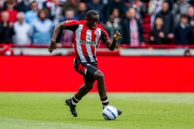 Brentford 'dan Michael Kayode, Premier League maçında Brentford Manchester United' a karşı Gtech Community Stadyumu, Londra, 4 Mayıs 2025 'te oynanan maçta topu atıyor.