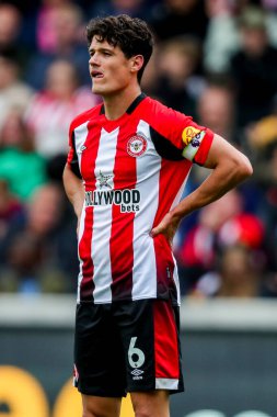 Brentford 'dan Christian Norgaard, Premier League karşılaşmasında Brentford Manchester United' a karşı Gtech Community Stadyumu 'nda 4 Mayıs 2025' te tepki gösterdi.