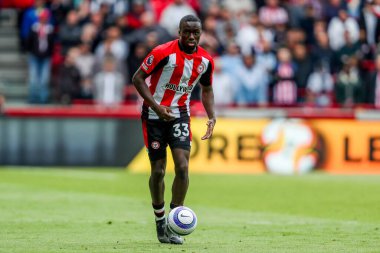 Brentford 'dan Michael Kayode Premier League maçında pas veriyor Brentford Manchester United' a karşı The Gtech Community Stadyumu, Londra, 4 Mayıs 2025