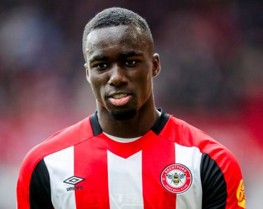 Brentford 'dan Michael Kayode, Premier Lig maçında Brentford Manchester United' a karşı Gtech Community Stadyumu 'nda, 4 Mayıs 2025' te seyrediyor.