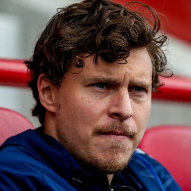 Manchester United takımından Victor Lindelof, Premier League maçından önce Gtech Community Stadyumu 'nda Brentford' a karşı Manchester United maçını izliyor.