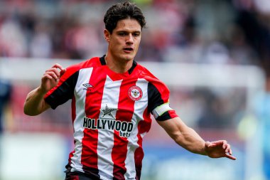 Brentford 'dan Christian Norgaard, Premier League maçında Brentford Manchester United' a karşı Gtech Community Stadyumu, Londra, Birleşik Krallık, 4 Mayıs 2025
