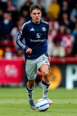 Manchester United takımından Manuel Ugarte, Premier League maçında Brentford Manchester United 'a karşı Gtech Community Stadyumu, Londra, 4 Mayıs 2025' te koşuyor.