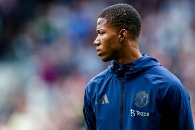 Manchester United takımından Chido Obi-Martin, 4 Mayıs 2025 'te Londra' daki Gtech Community Stadyumu 'nda oynanan Premier League karşılaşması öncesinde sıralanıyor.