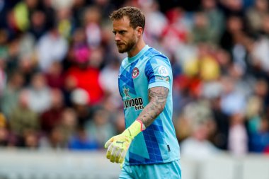 Brentford 'dan Mark Flekken, 4 Mayıs 2025' te Londra 'daki Gtech Community Stadyumu' nda oynanan Premier League karşılaşmasında Brentford-Manchester United maçında tepki gösterdi.