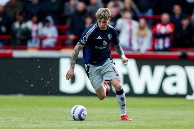 Manchester United takımından Alejandro Garnacho, Premier League maçında Brentford Manchester United 'a karşı Londra' daki Gtech Community Stadyumu 'nda 4 Mayıs 2025' te oynanan maçta topu bırakıyor.