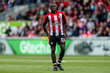 Brentford 'dan Michael Kayode, Premier Lig maçında Brentford Manchester United' a karşı Gtech Community Stadyumu 'nda, 4 Mayıs 2025' te seyrediyor.