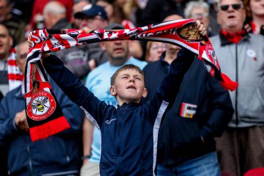 Brentford taraftarları Premier League maçından önce Hey Jude 'u söylüyorlar Brentford Manchester United' a karşı The Gtech Community Stadyumu, Londra, İngiltere, 4 Mayıs 2025