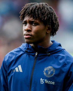 Manchester United takımından Patrick Dorgu, 4 Mayıs 2025 'te İngiltere' deki Gtech Community Stadyumu 'nda oynanan Premier League maçı öncesinde Brentford Manchester United' a karşı dizildi.