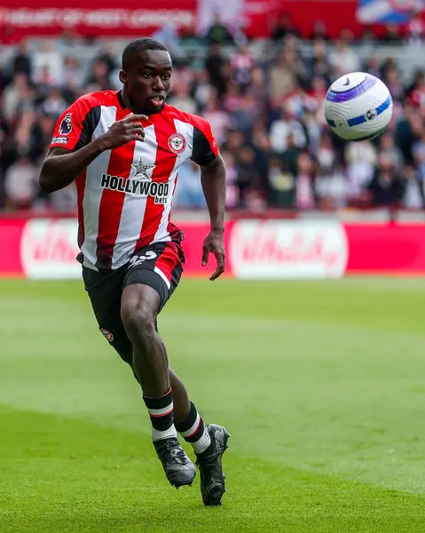 Brentford 'dan Michael Kayode, Premier League maçında Brentford Manchester United' a karşı Gtech Community Stadyumu, Londra, 4 Mayıs 2025 'te koşuyor.